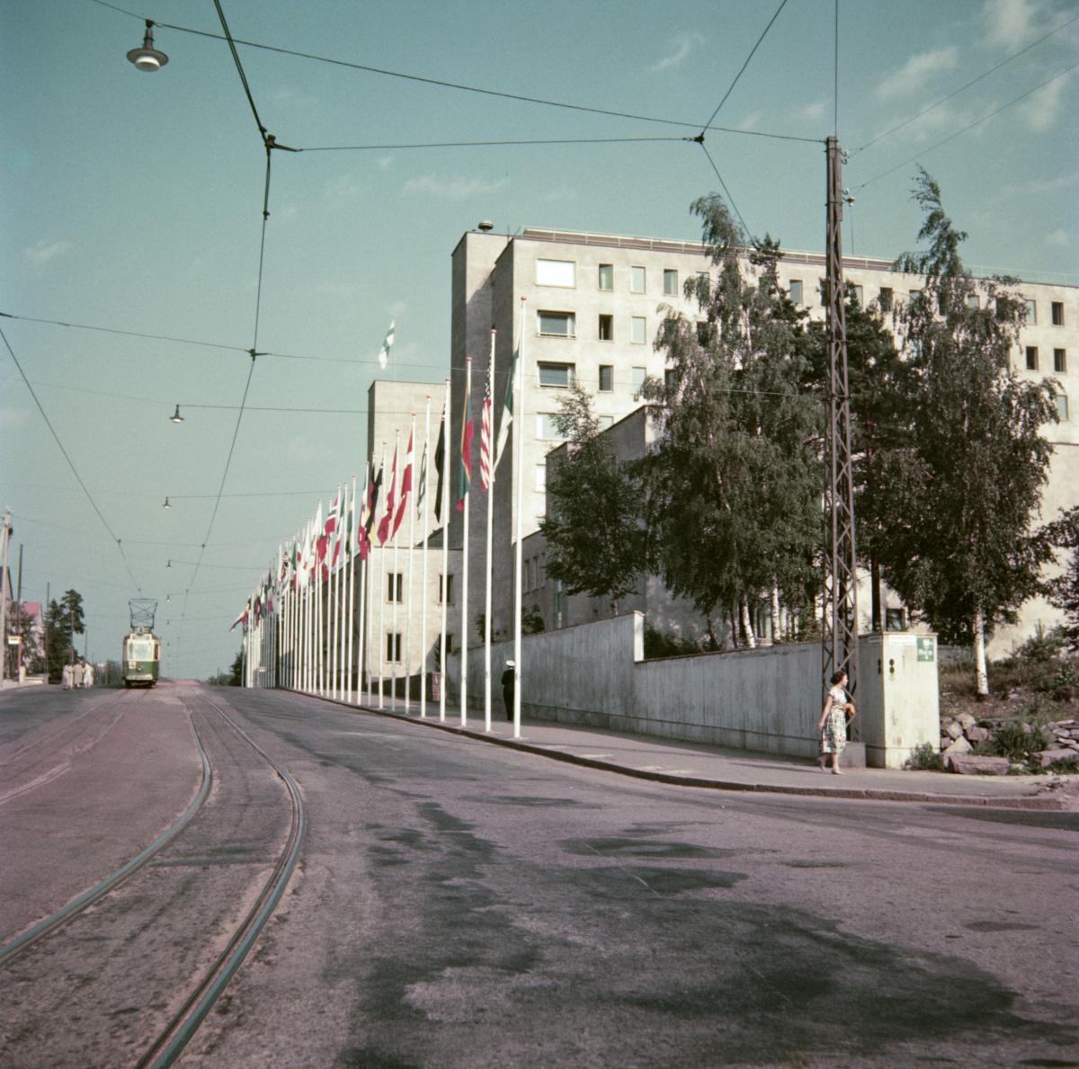 Naisten olympiakylä Meilahdessa Tukholmankadulla. Rakennuksessa toimi myöhemmin sairaanhoitajaopisto.