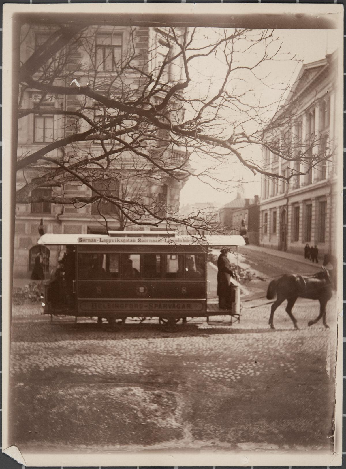 Hästspårvagn i hörnet av Bulevarden och Georgsgatan på linjen Sörnäs - Lappviksgatan.  Foto: Helsingfors stadsmuseum / Constantin Grünberg