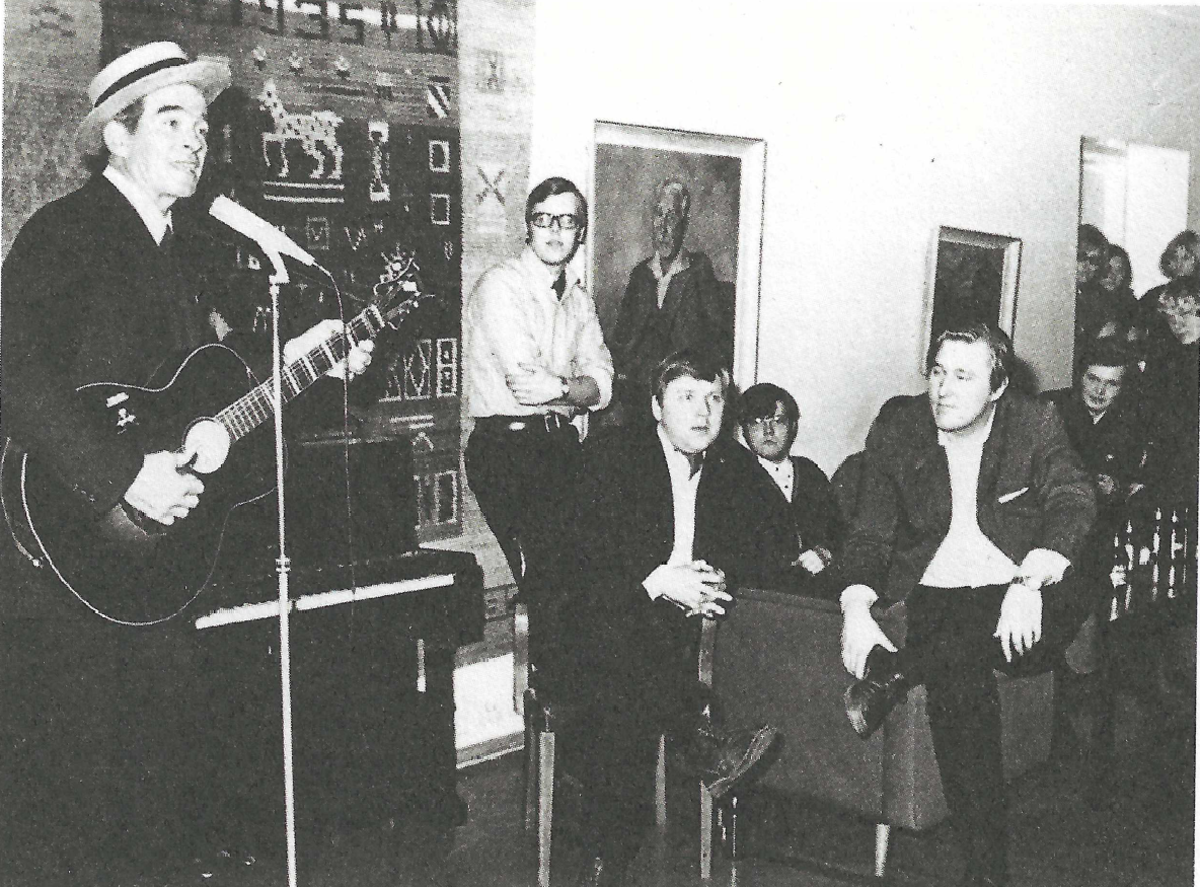 Tapio Rautavaara uppträdde på Tavastlands nations tekväll år 1971.
 Foto: Arkivet för Tavastlands studentstiftelse