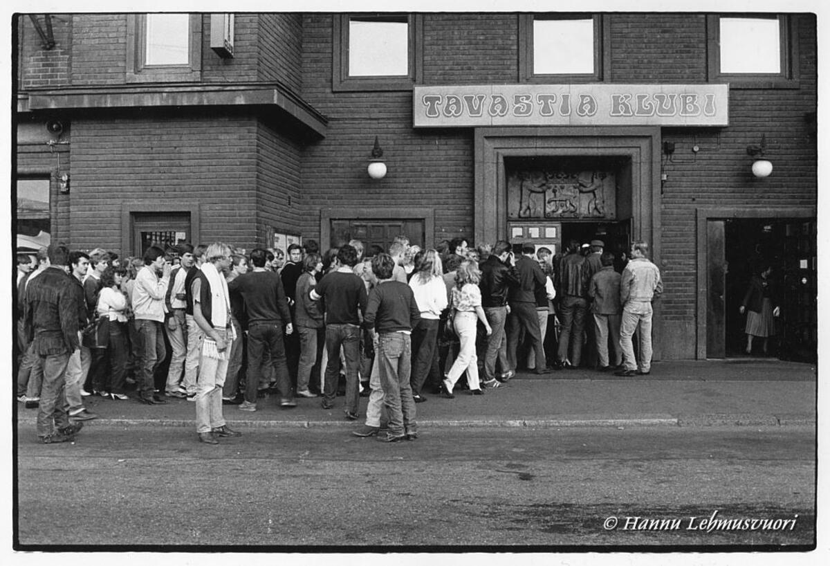  Runsaasti ihmisiä on kerääntynyt jonottamaan Tavastia-klubin ovelle.