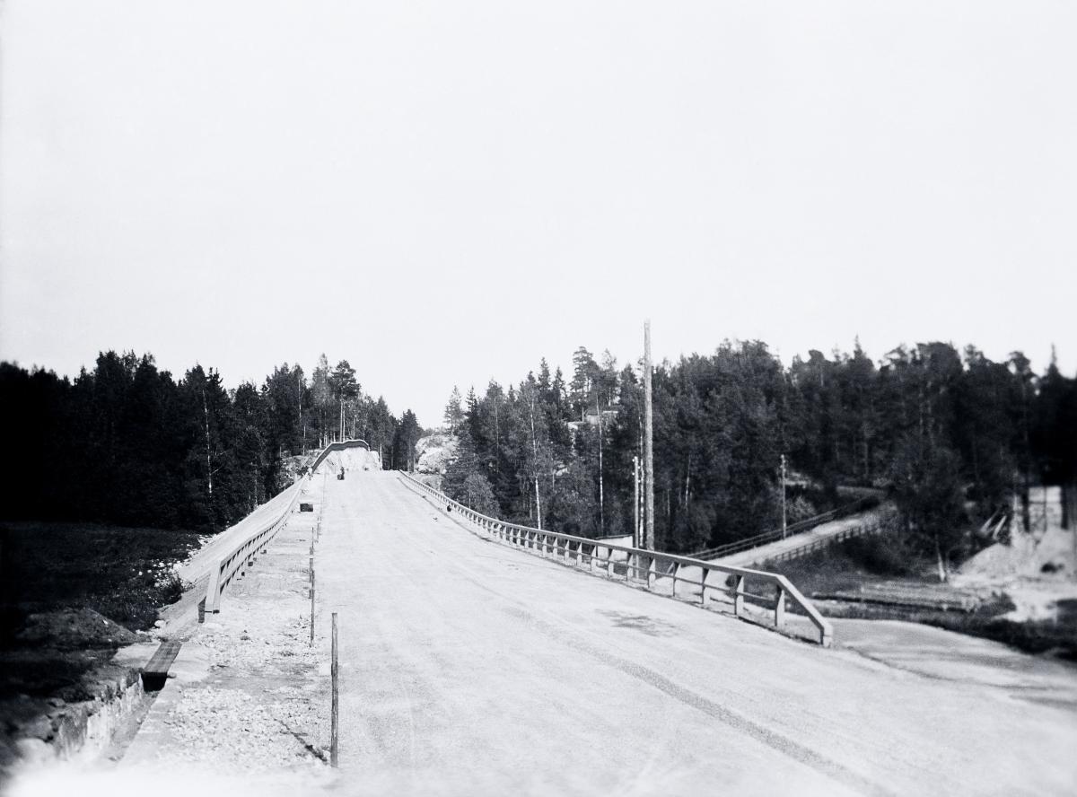 Kuva vanhasta sillasta Kulosaaren ja Sörnäisten välillä