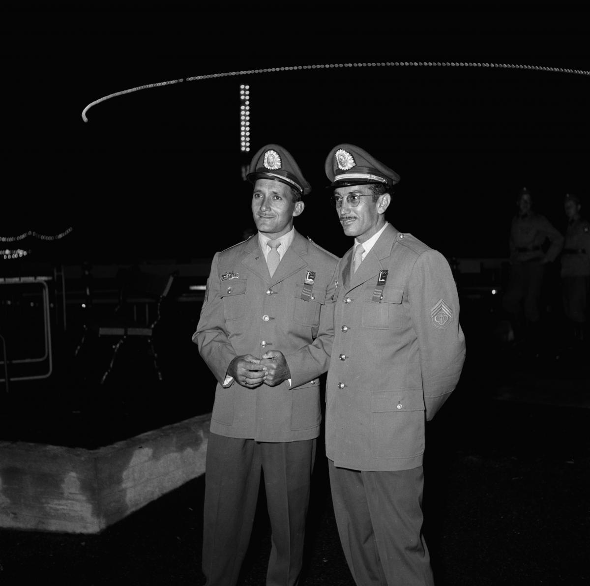 Två OS-gäster klädda i uniform och uniformsmössa fotograferade i nöjesparken på Borgbacken.