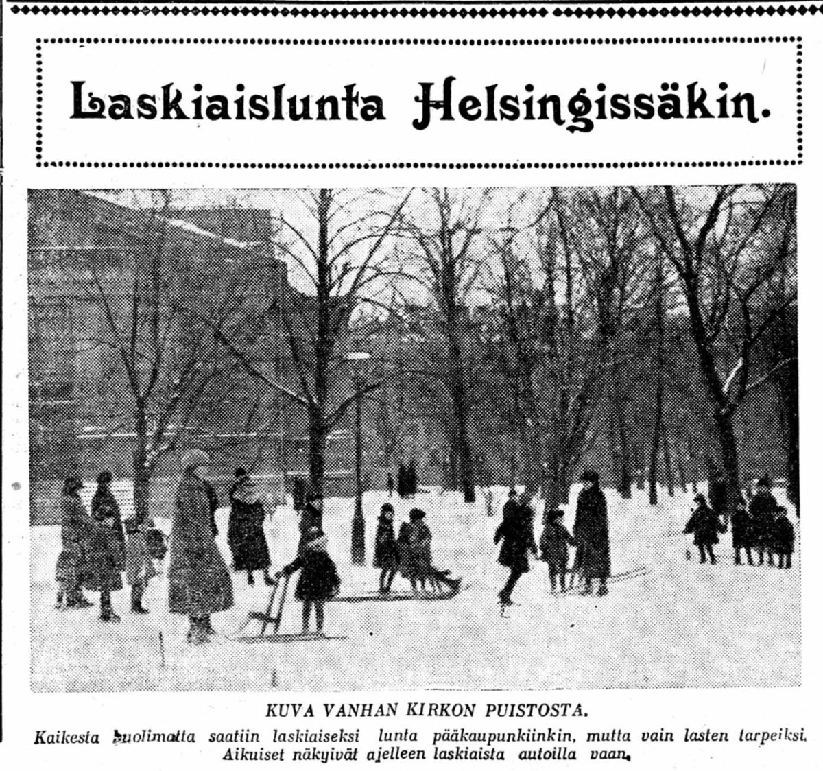 "Kuva Vanhan kirkon puistosta. Kaikesta huolimatta saatiin laskiaiseksi lunta pääkaupunkiin, mutta vain lasten tarpeiksi. Aikuiset näkyivät ajelleen laskiaista autoilla vaan." (Uusi Suomi 16.2.1926) Kuvaaja: Kansalliskirjaston digitaaliset kokoelmat