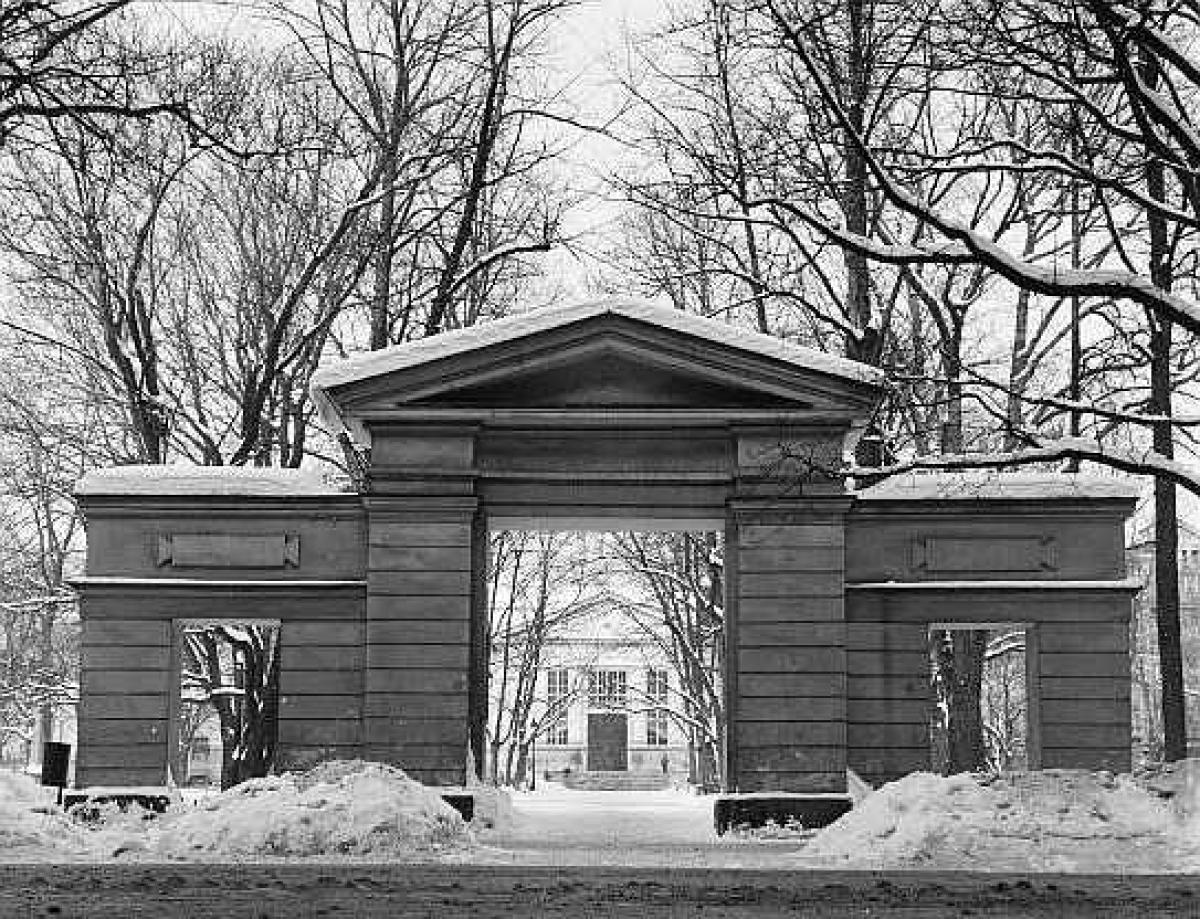 Vanhan kirkkopuiston eli Ruttopuiston portti