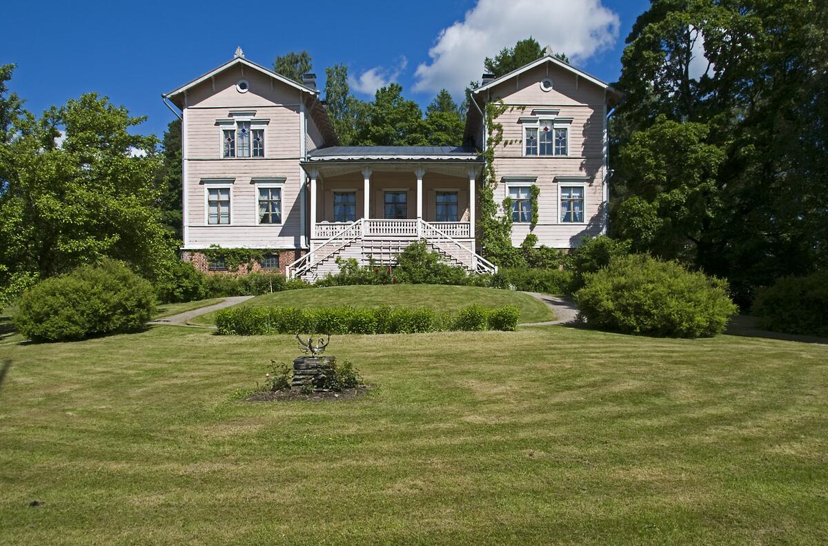 Villa Björkudden färdigställdes 1858. Zachris Topelius köpte villan 1879 och bodde där fram till sin död 1898.  Foto: Helsingfors stadsmuseum / Kari Hakli