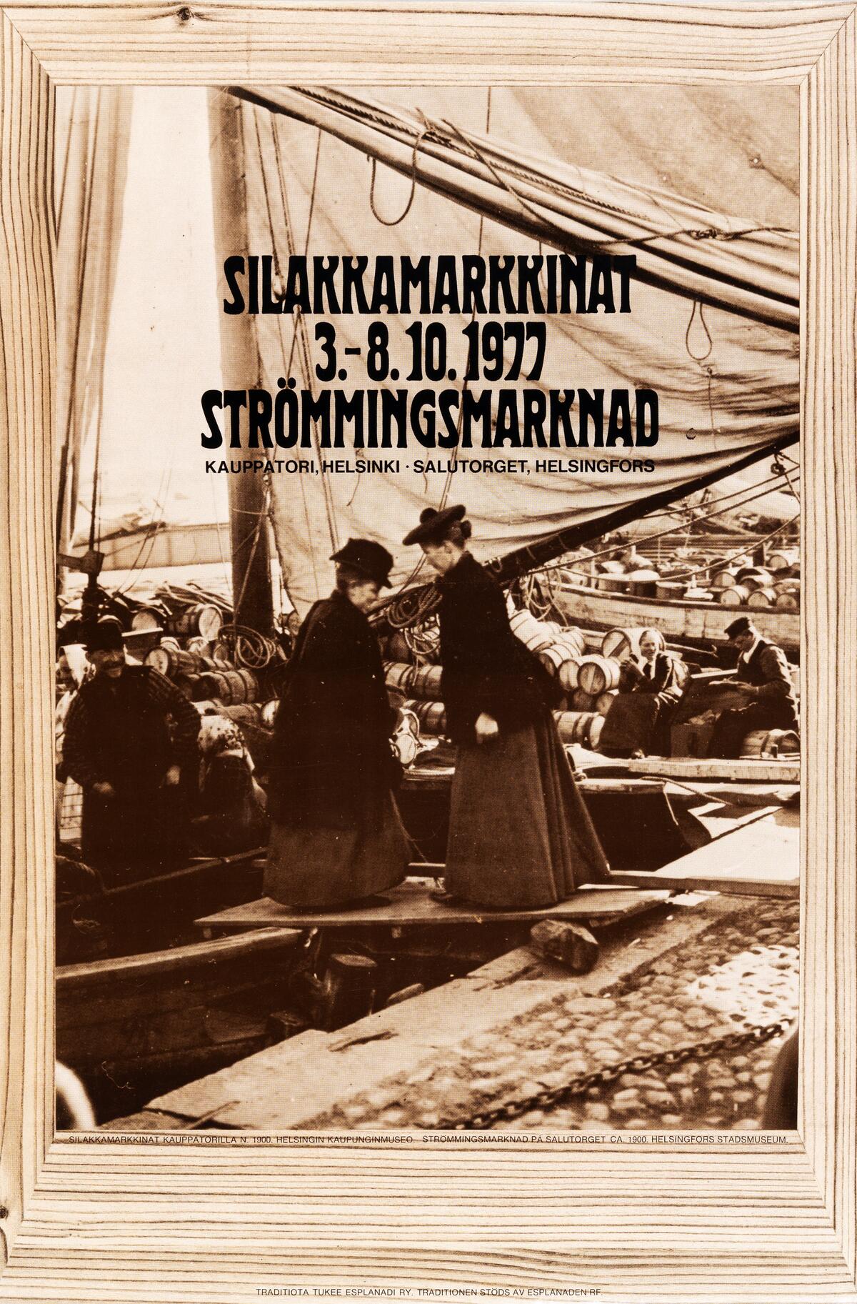 Plakatet har ett stort fotografi från strömminsmarknaden från ca 1902 och texten Silakkamarkkinat 3.-8.10.1977 Strömmingsmarknad Kauppatori, Helsinki Salutorget, Helsingfors.