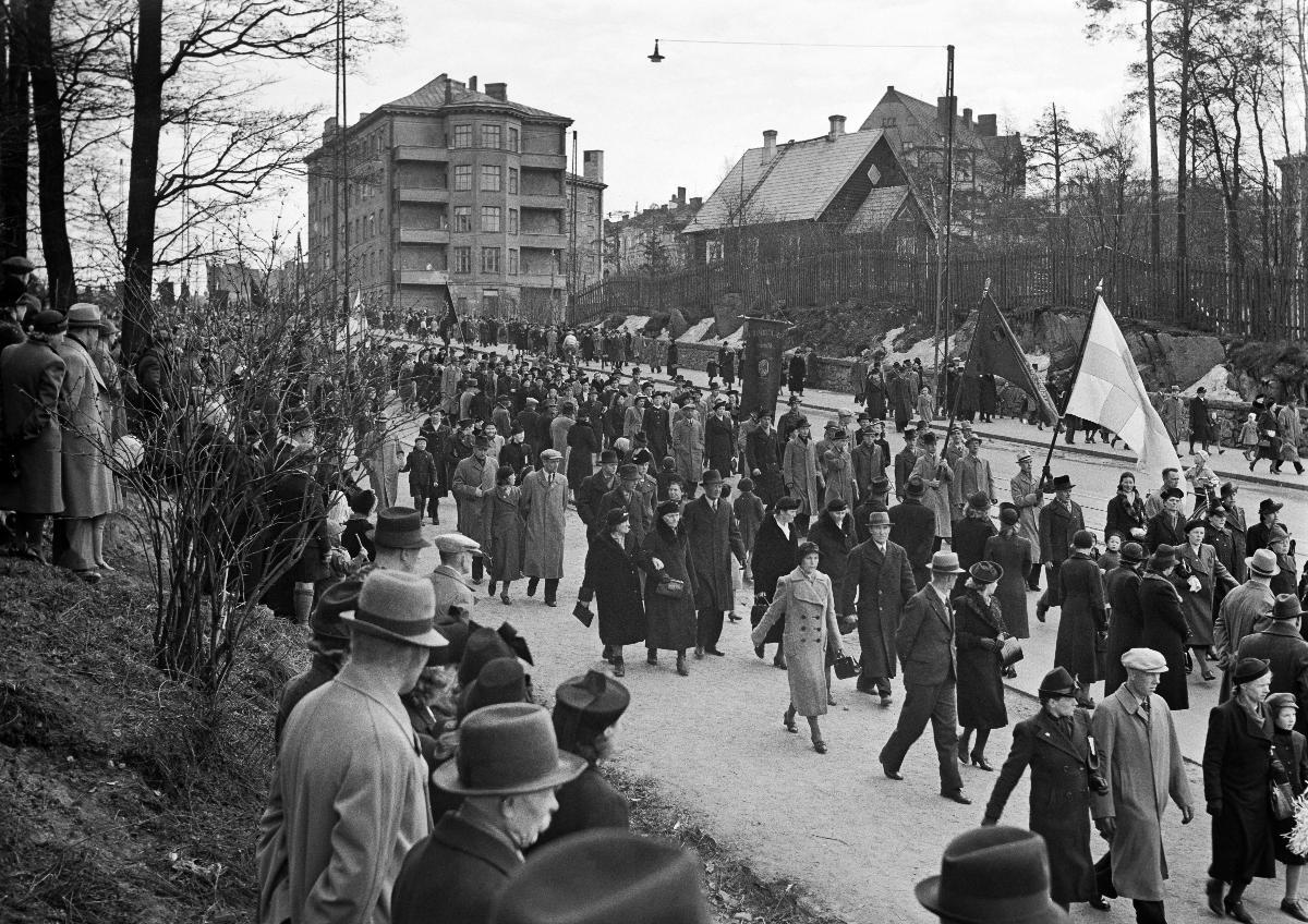 Valborg firas år 1941. Arbetare marscherar mot Tallbacken.