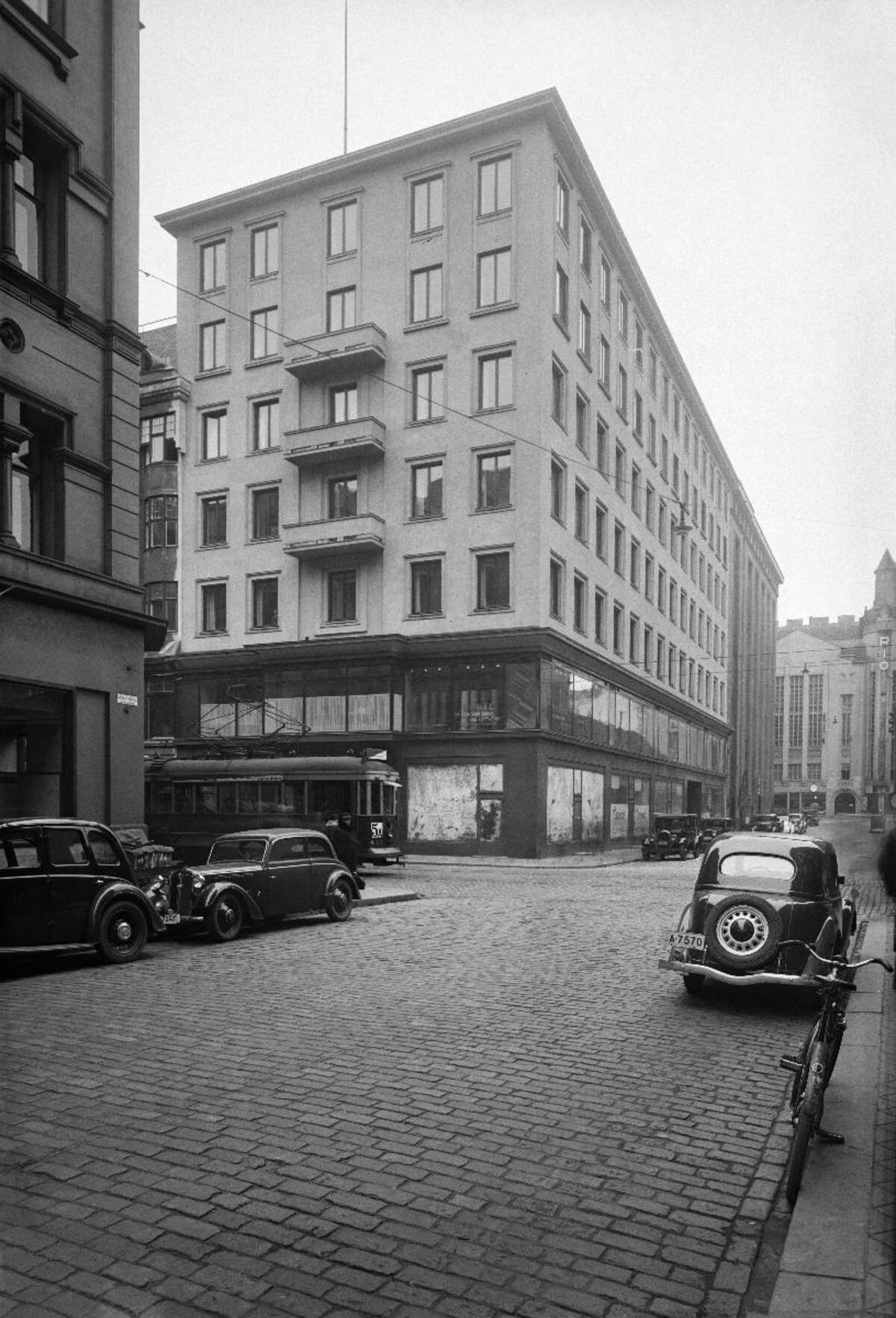 Ett höghus i hörnet av Alexandersgatan och Glogatan 22.10.1937.