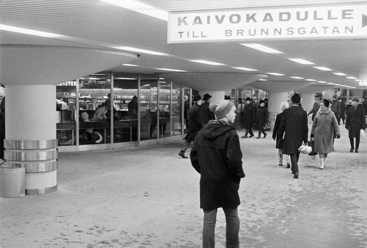 Människor i Helsingfors Stationstunnel 1.1.1968. Till vänster Tunneli  café. Stationstunneln öppnades 5.12.1967.
