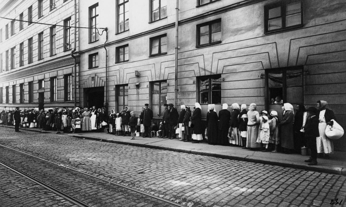  Naisia ja lapsia jonottamassa elintarvikkeiden ostokortteja 1917. Jonon pituus on kymmeniä metrejä