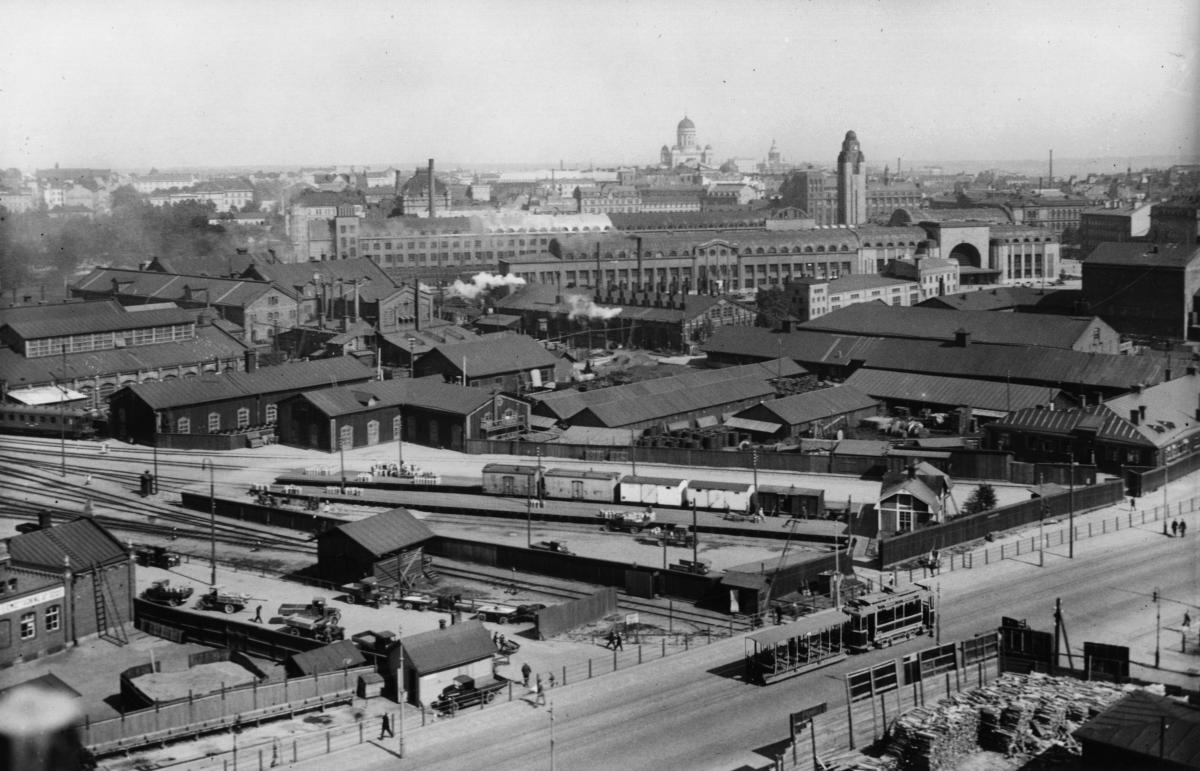 Luftbild av Tölö godsstation år 1930. Till nuvarande Medborgartorgets område leder järnvägar och tomten är full av magasinsbyggnader. 