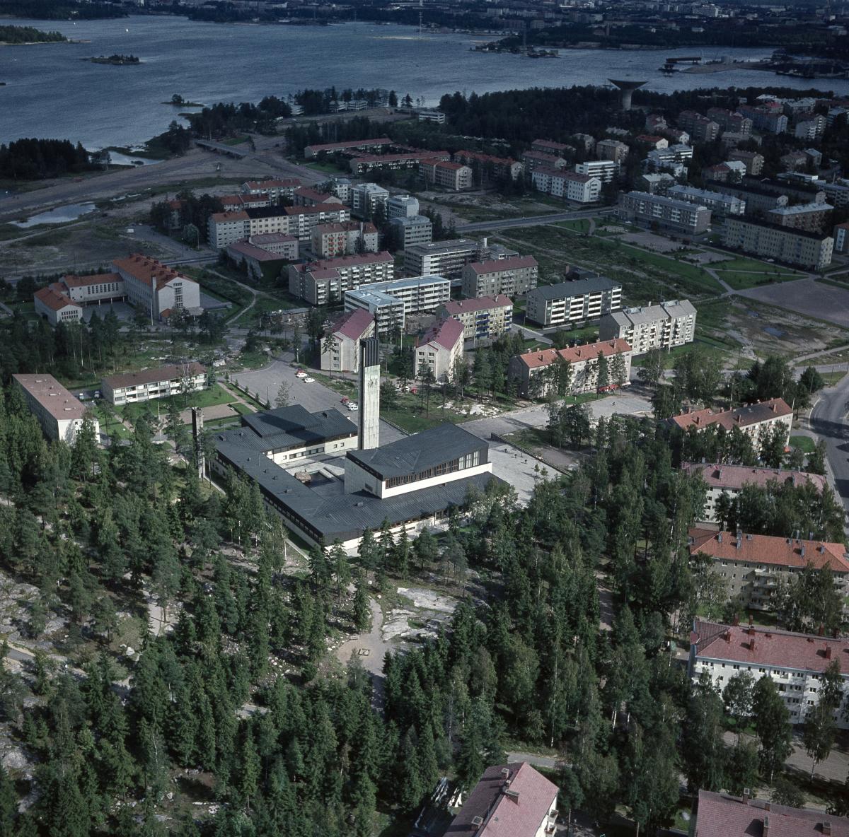 Flygbild över Drumsö kyrka och våningshusen omkring den. 