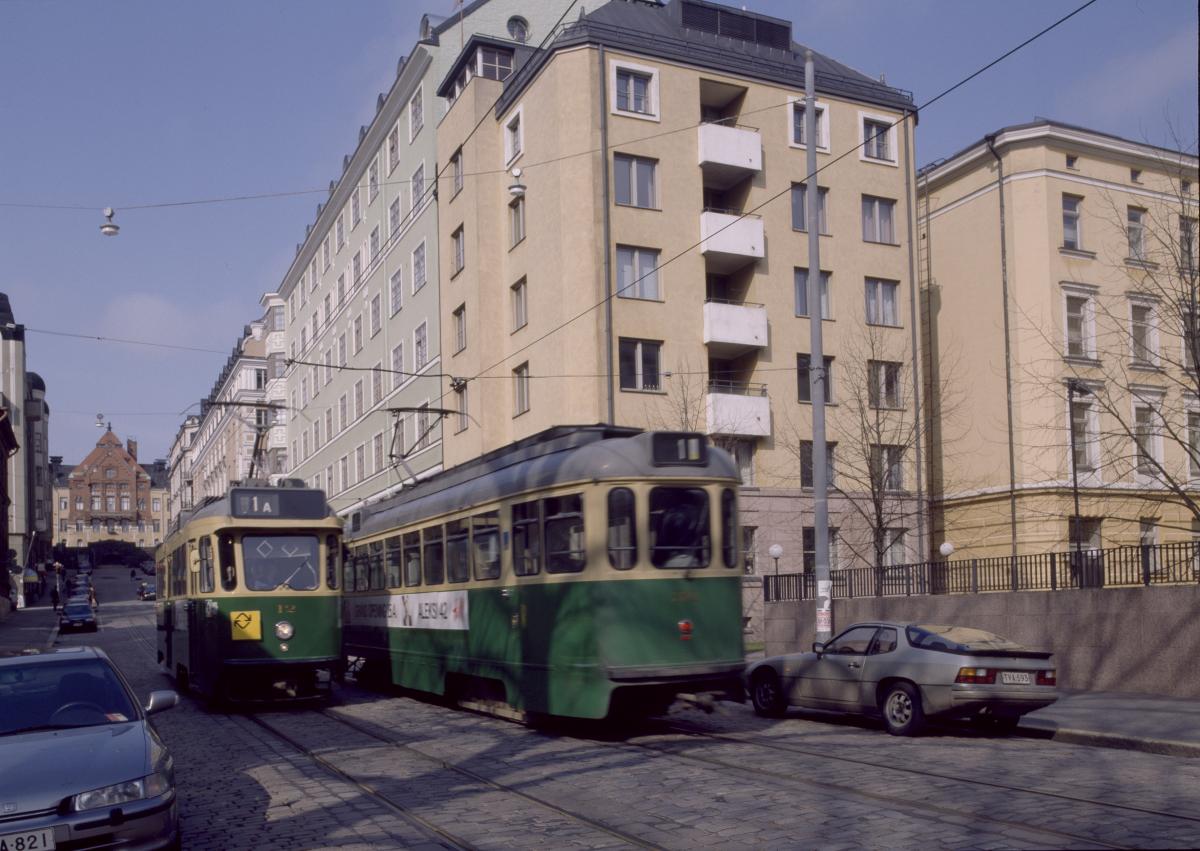Gröna spårvagnar på Snellmansgatan, i bakgrunden höghus.