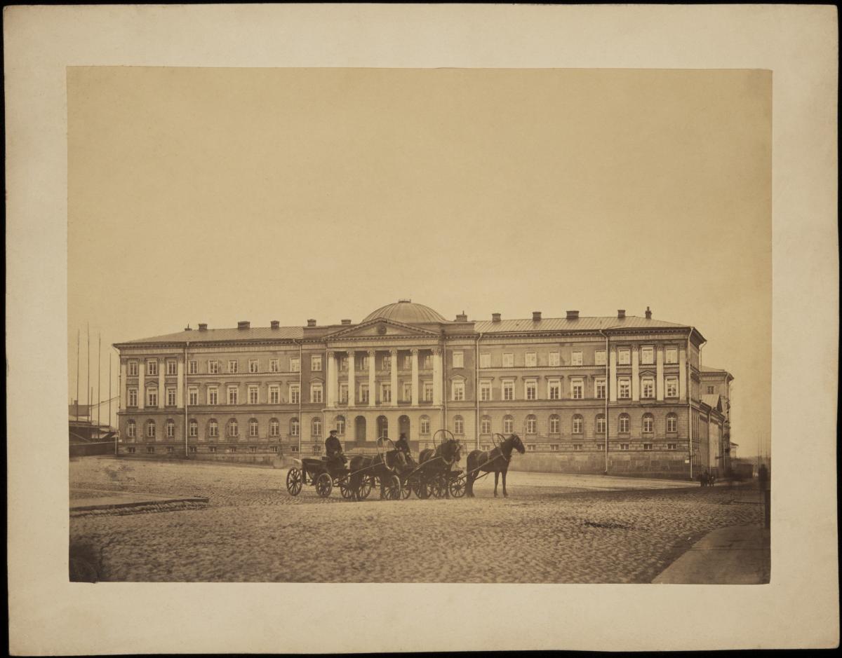 Hired drivers and the House of the Senate in the centre. On the left hand side, the construction site of the chemistry laboratory and museum building (Arppeanum) in 1866.  Photo: Helsinki City Museum / Carl Adolf Hårdh