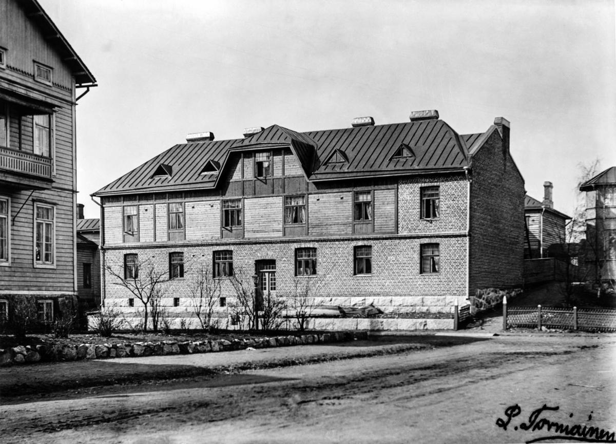 Kaksikerroksinen asuinrakennus Saariniemenkadu 6:ssa, joka oli kirjailija Mika Waltarin synnyinkoti.