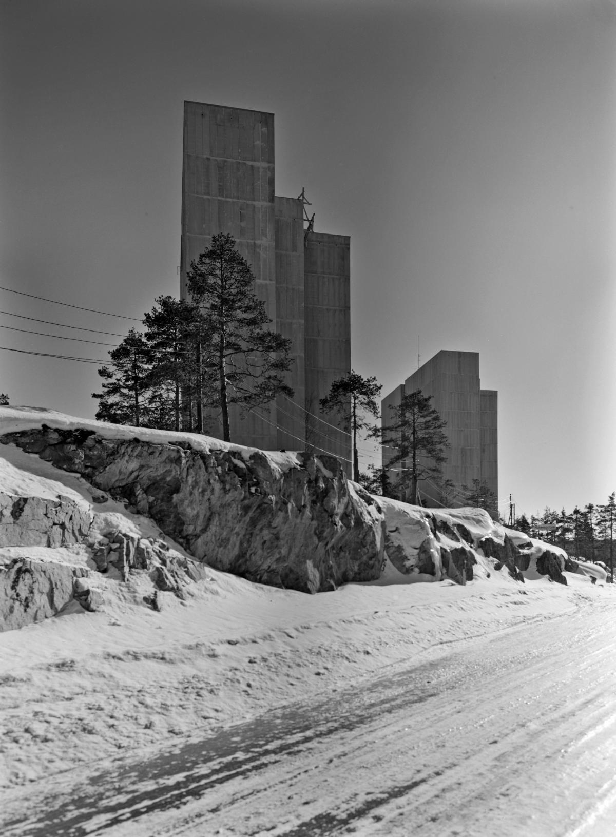 I höghusen i Rönnbacka utnyttjades industriellt elementbyggande i en skala som aldrig tidigare hade skådats i Finland. På bilden syns betongelementen till de höghus som byggdes på Granitvägen vintern 1963.  Foto: Helsingfors stadsmuseum / Foto Roos