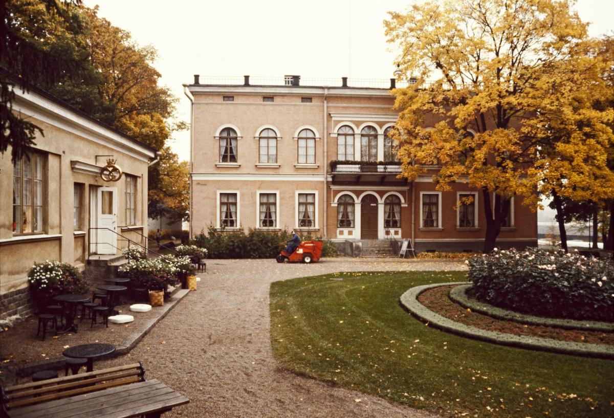 Villa Hagasund fotograferad från innergården. 