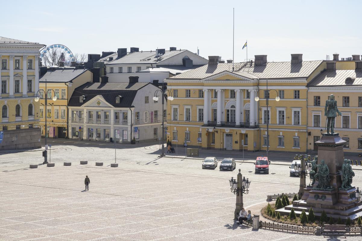 Kuva Senaatintorista. Keskellä pylväskoristeinen keltainen Bockin talo. Vasemmalla sinertävä Sederholmin talo ja oikealla keisari Aleksanteri II:n patsas.