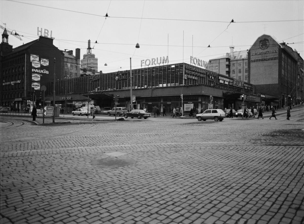 Forumhörnet och Hufvudstadsbladets hus. Bilar i förgrunden, gaveln på Simonsgatan 5 till höger.