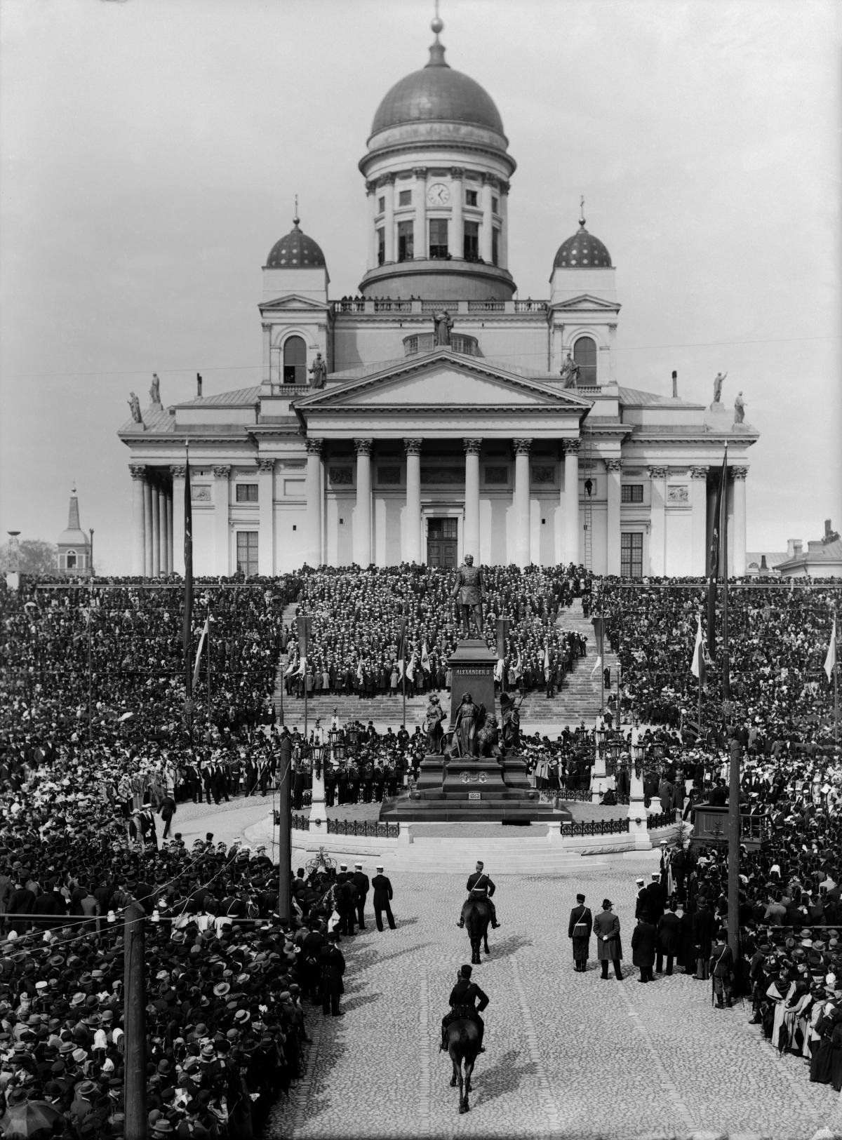 Statue of Alexander II surrounded by a lot of people