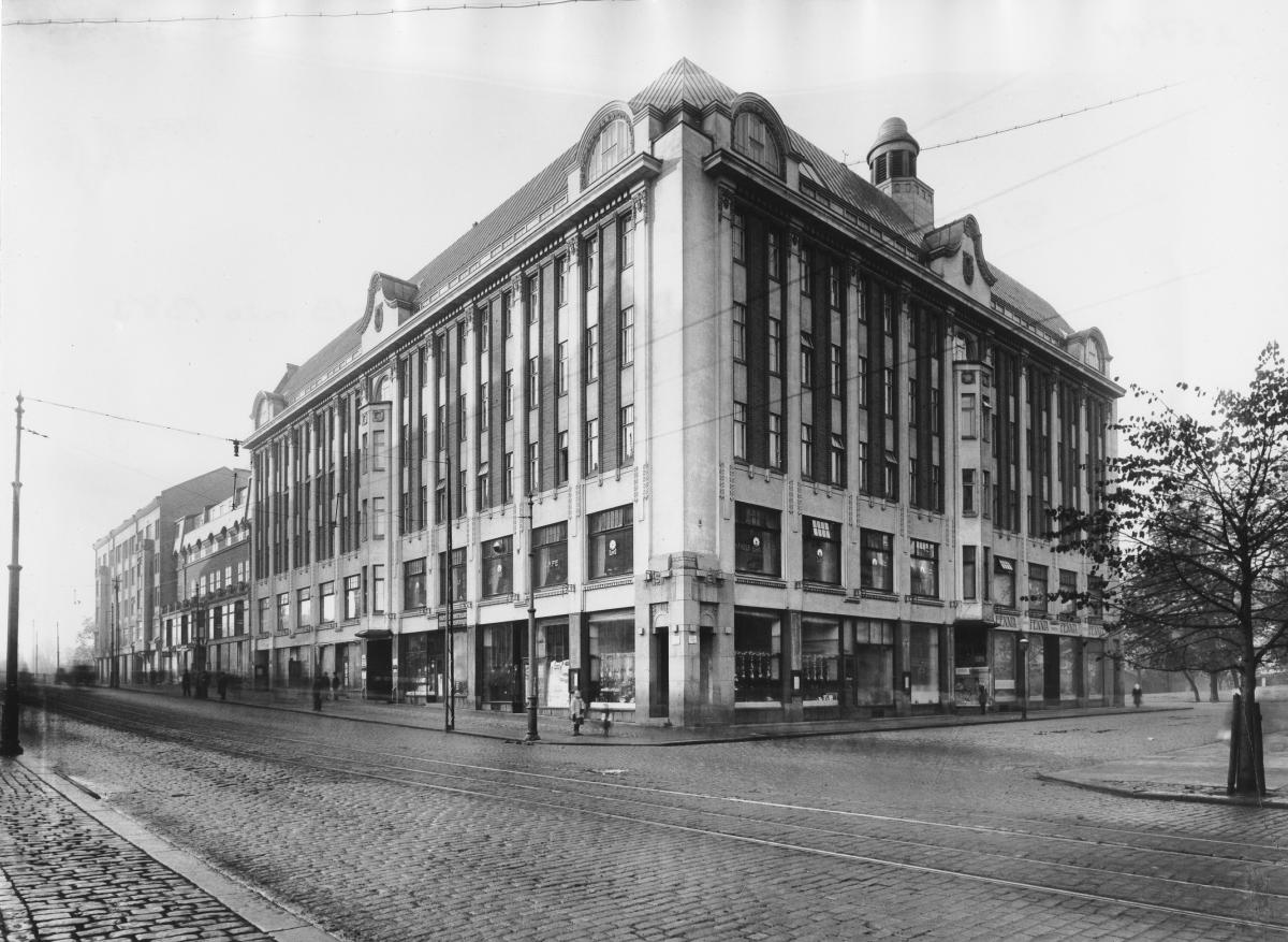 Siltalan suurmyymälän eli Elannon tavaratalon julkisivu 1910-luvulla kuvattuna.