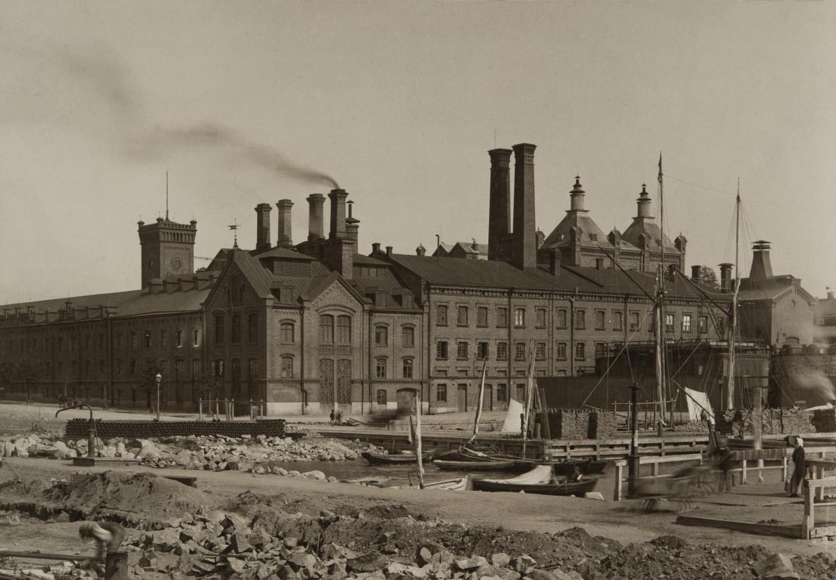 Fasaden av Sinebrychoffs bryggeri fotograferat från Bulevarden på 1890-talet.