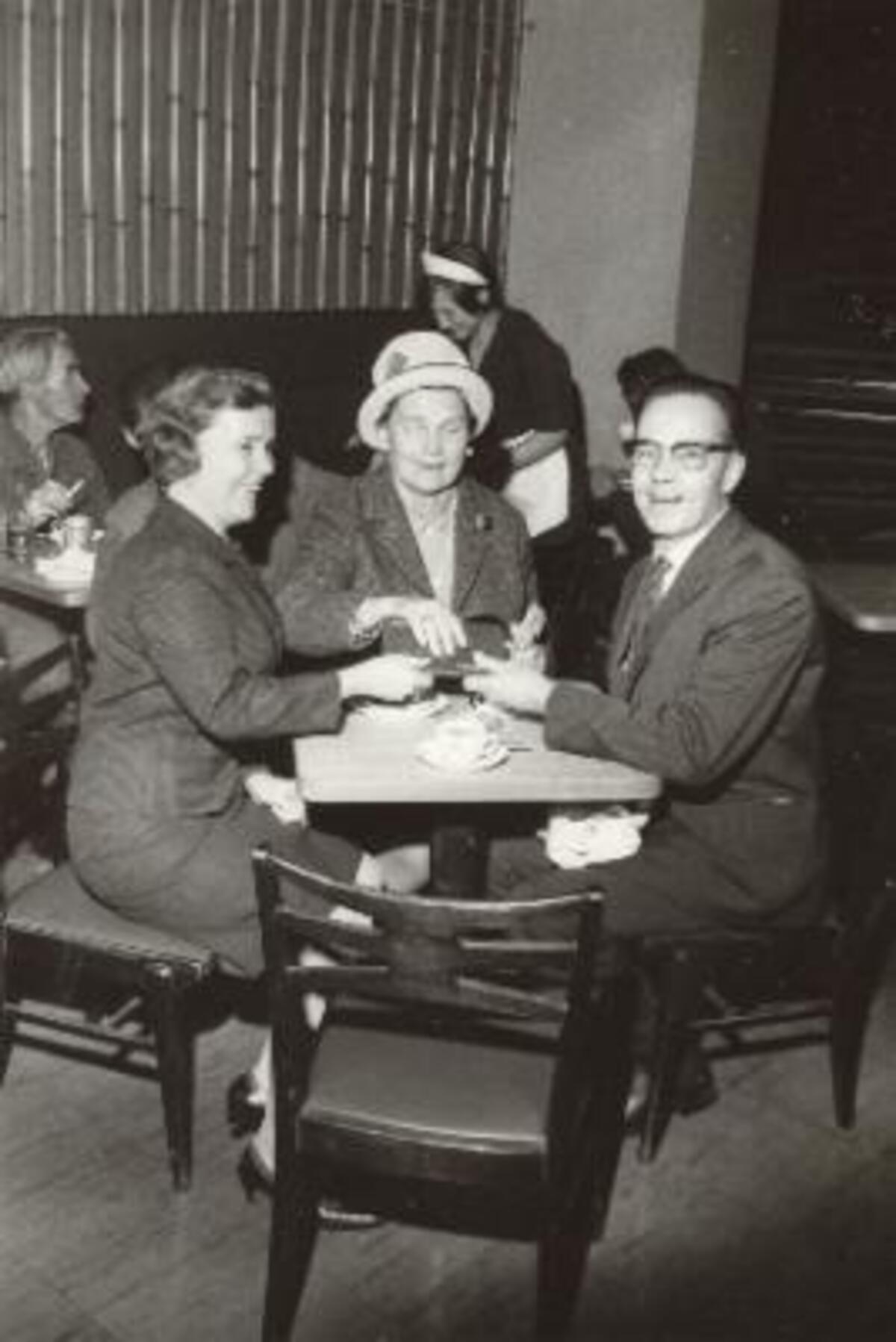 Kafé Colombia fanns i Järnhuset (1954) som ritades av Alvar Aalto. Inredningen förtjusade stadsborna och lockade utländska arkitekter på besök. Helsingin Sanomat rubricerade 2.11.1985 att den här unika Aaltomiljön försvinner och samfattade tidens anda som följande: Topphyrorna utarmar servicen i Helsingfors stadskärna. Bullabutiker och småaffärer får ge vika för lyxbutiker. Att Colombia lämnar Järnhuset är en kulturskandal. Foto: Hotell- och restaurangmuseet