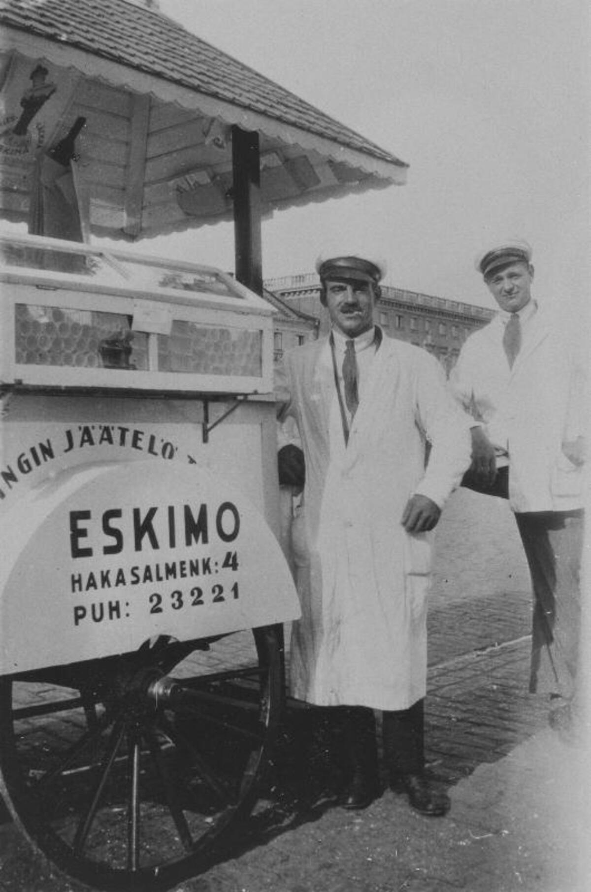 Alkuun jäätelöä myytiin työnnettävistä myyntikärryistä. Kuvassa on Helsingin Jäätelötehtaan jäätelönmyyjiä kärryineen. Kuvaaja: KAMU Espoon kaupunginmuseo / Tuntematon kuvaaja