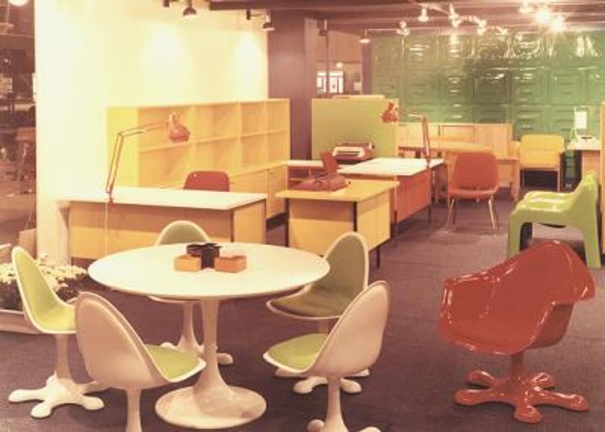 Askon julkisen tilan huonekaluja messuhallin näyttelyssä vuonna 1970. Kuvassa edessä vasemmalla on Eero Aarnion suunnittelemat valkorunkoiset ja punarunkoinen Orion-tuoli. Taustalla näkyy Ahti Kotikosken suunnittelema vihreä Anatomia-tuoli. Askon messuosaston suunnitteli Ilse Töyrylä.