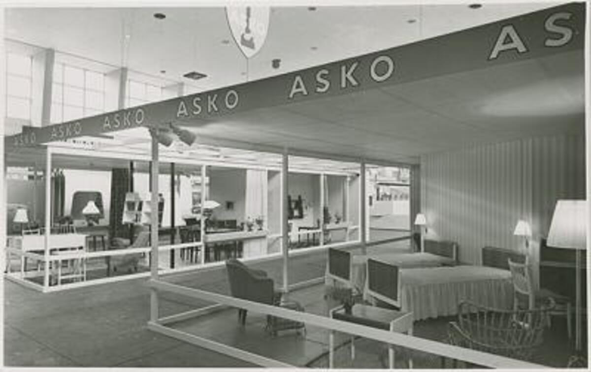 Askon osasto Messuhallin kevätmessuilla 1952. Kuvassa näkyy sänkyjä, tuoleja ja muita kalusteita.