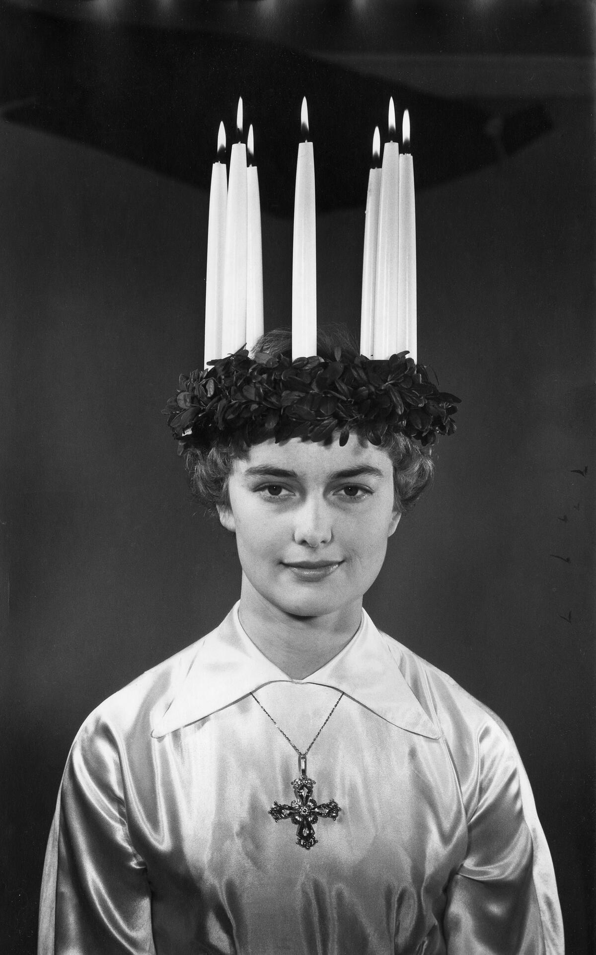 Vuoden 1952 Lucia-neito Kerstin Klingberg. Hän oli kuvaushetkellä 17-vuotias. Kuvaaja: Helsingin kaupunginmuseo
