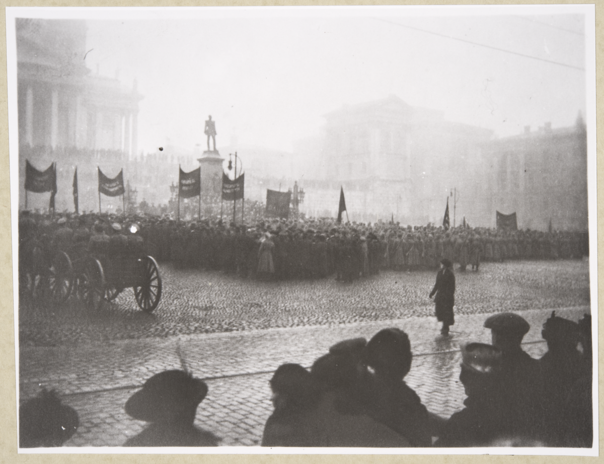 Senaatintori sumuisena päivänä Aleksanterinkadun puolelta kuvattuna. Tori on täyttynyt banderolleja kantavista mielenosoittajista. 