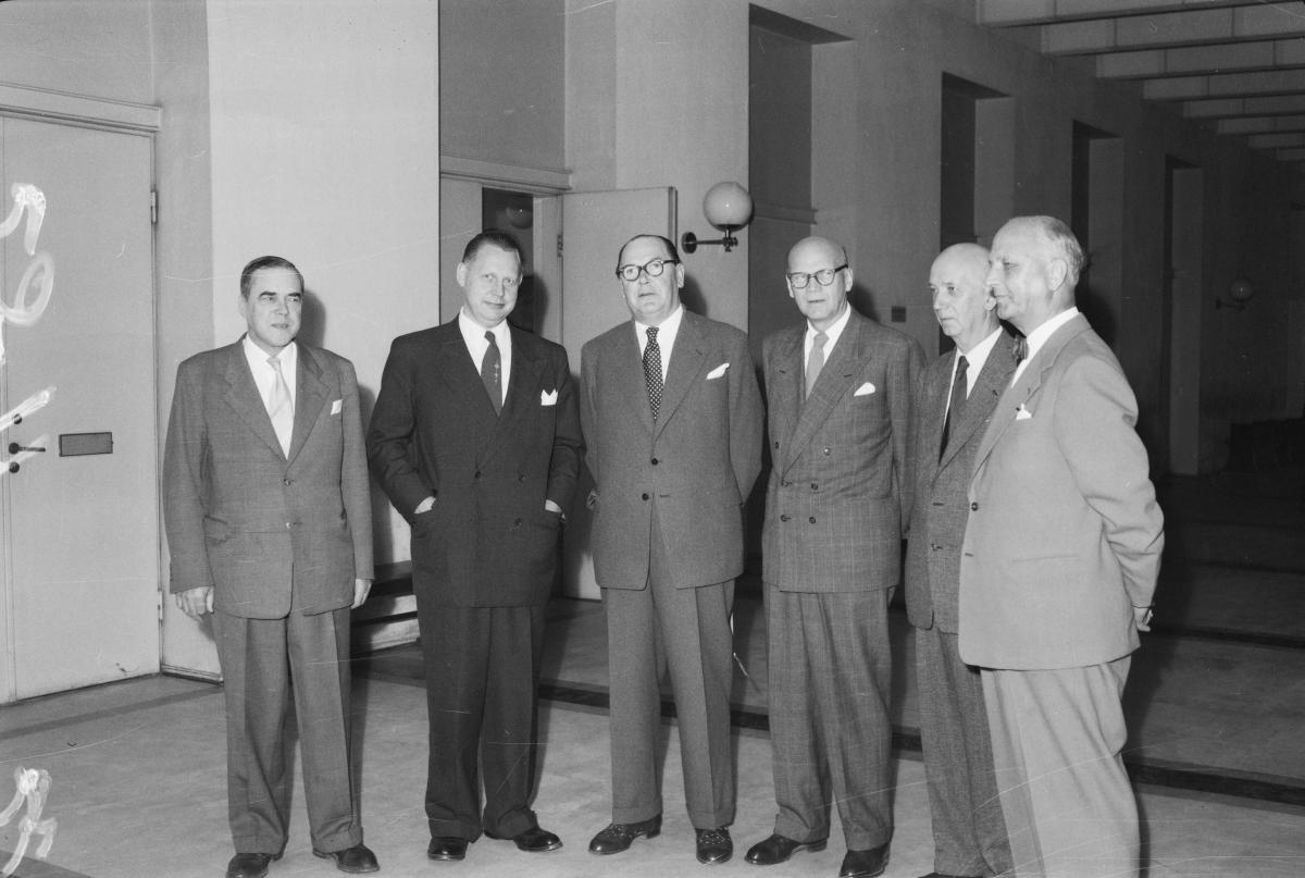 Vuoden 1956 presidentinvaalien ehdokkaat poseeraavat rivissä yhteiskuvaa varten.