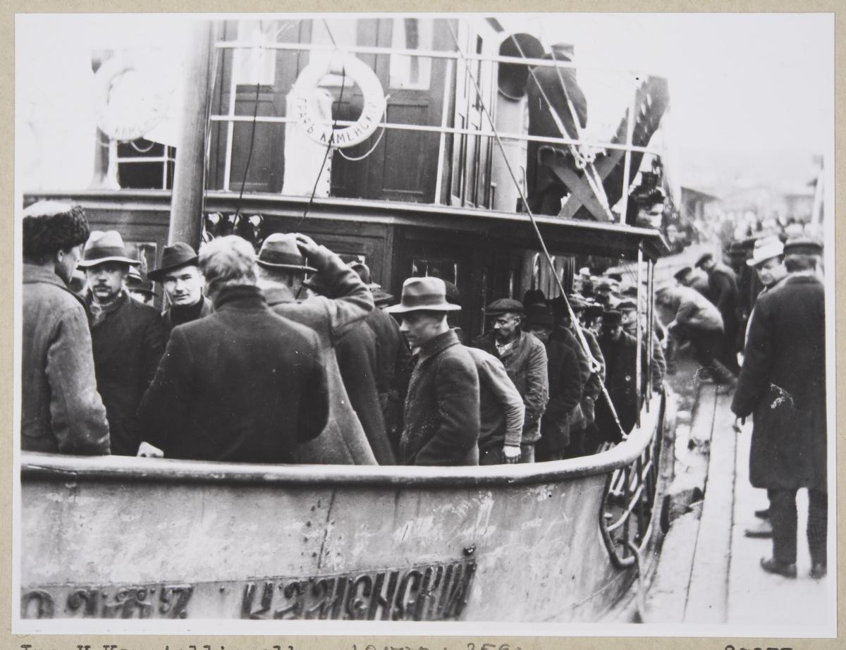 Vangittuja punakaartilaisia viedään Suomenlinnaan.