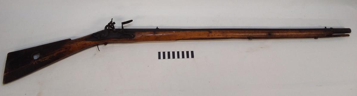 Ruotsalainen sotilaskivääri vuodelta 1716. Puurunkoisessa kiväärissä on piilukko. Toisin kuin uudemmissa aseissa, kiväärissä ei ole liipaisinkaarta.