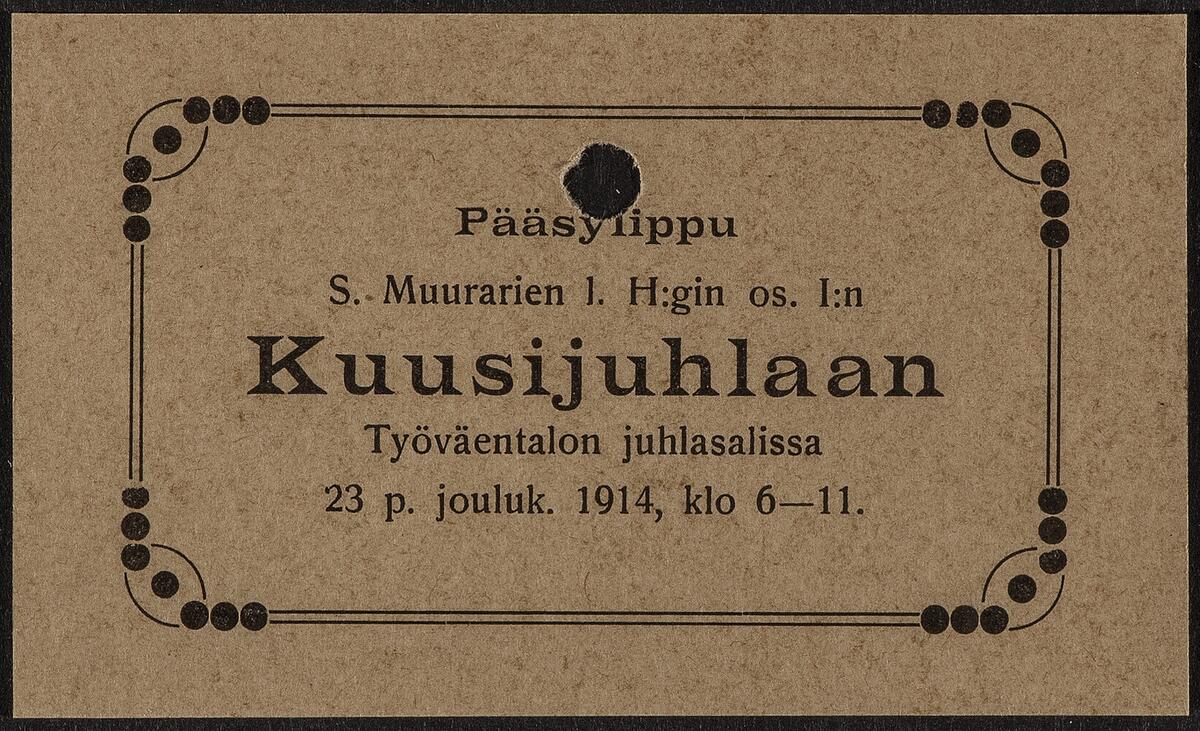 En ljusbrun papperslapp med den tryckta texten Pääsylippu S. Muurarien l. H:gin Os. 1:n Kuusijuhlaan Työväentalon juhlasalissa 23 p. jouluk, 1914 klo 6-11