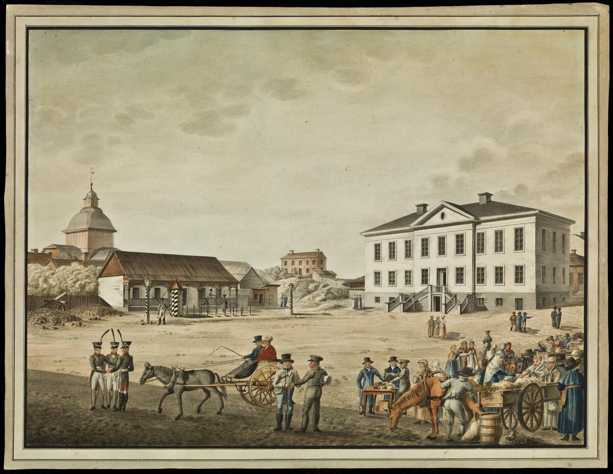 Torimaisema. Etualalla kaupunkilaisia ja hevoskärryjä, taustalla Ulrika Eleonoran kirkko, päävartio ja raatihuone.