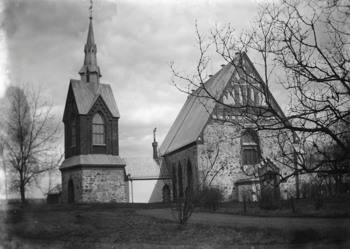 En svartvit bild av kyrkan med klockstapel