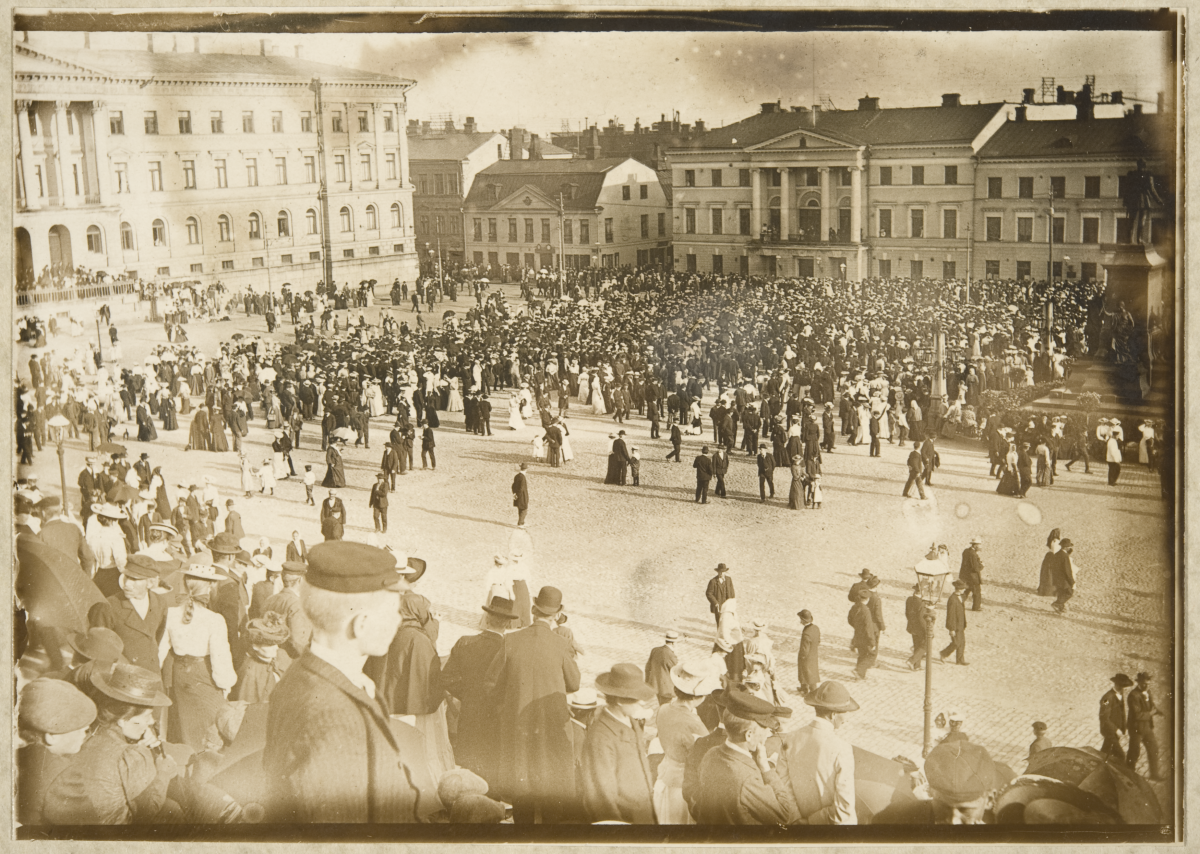 Smörmöte på Senatstorget år 1917. Torget har fyllts med demonstranter mot livsmedelsbristen.