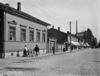 Mikonkatua vuonna 1909 Aleksanterinkadulle päin kuvattuna. Vasemmalla olevan puutalon kohdalta puhkaistiin Kaisaniemenkatu.