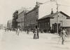 Mikonkatu vuonna 1898. Oikeanpuoleisen matalan puutalon kohdalle puhkaistiin Kaisaniemenkatu. Rakennustelineiden takana on rakenteilla hotelli Fennia.