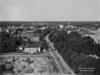 Signe Brander taltioi alkutekijöissään olevaa uutta Töölöä kansallismuseon tornista vuonna 1908, jolloin museo oli vielä rakenteilla. Töölö on vielä huvila- ja teollisuusaluetta. Oikealla Hesperian puisto ja Töölön sokeritehdas.