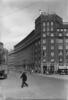 Mikonlinna Kaisaniemenkatu 1 - Mikonkatu 13. Etualalla autoja ja jalankulkijoita.