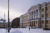 Senaatintalon korinttilaiset pylväät yhdessä talon yllä olevan kupolin kanssa viittaavat Rooman Pantheoniin. Tällä haluttiin korostaa senaatin roolia lain ja hallinnon alueilla. Yliopiston päärakennuksen joonialaiset pylväät taas viittaavat Kreikkaan ja sen edustamaan tieteeseen ja taiteeseen.
Kuvat: 1) Suvi Elo ja Päivi Gröndahl: Valtioneuvoston linna 2004, MV, Finna 2) Martti Jokinen: Yliopiston päärakennus 1999, MV, Finna.