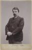 Juhani Aho (alun perin Brofeldt) aloitti lehtimiesuransa vuonna 1882 Uuden Suomettaren apulaistoimittajana. 1880-luvulla Aho harrasti aktiivista ylioppilaspolitiikkaa suomenmielisten riveissä yhdessä Eero Erkon ja Arvid Järnefeltin kanssa.  Yhdessä Erkon, Järnefeltin ja E.O. Sjöbergin kanssa perustamassaan Päivälehdessä Aho arvosteli laidasta laitaan kirjallisuutta, kuvataidetta ja teatteria, mutta tunnetuimpia olivat hänen lastunsa: lyhyet tarinat, matkakirjeet ja yhteiskunnalliset kannanotot. Kirjailijauran ja sanomalehtityön yhteensovittaminen ei ollut Aholle aina helppoa, mutta kiireisestä elämänrytmistään huolimatta hän avusti Päivälehteä koko sen ilmestymisen ajan.
