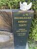 Mustassa graniittipaadessa on kultaisin kirjaimin teksti: ISKELMÄLAULAJA ANNIKKI TÄHTI TIENSUU AIRA ANNIKKI s. 5.12.1929, k. 19.6.2017