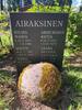 Mustassa yksinkertaisessa graniittipaadessa lukee AIRAKSINEN ja sen alla oikealla ARMI MARIA RATIA s. 13.7.1912, k. 3.10.1979