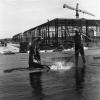 Miehiä eristystöissä Itäkeskuksen metroaseman työmaalla, 1975.