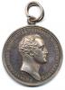 Suomalainen rokottajien palkintomitali, jollaisia senaatti jakoi ansioituneille isorokkorokottajille Nikolai I:n hallituskaudella (1825-55). Suomalainen rokotusmitali oli kaiverrettu venäläisen esikuvan mukaan: etusivulla on Nikolai I:n muotokuva ja takasivulla kopio venäläisestä rokotusmitalista, jossa on kuvattuna terveyden jumalatar Hygieia pienten lasten suojelijana. Mitaliin on lisätty suomenkielinen teksti "vaksinin istuttamisen edestä". Kaivertaja Vladimir Aleksejev 1828. Rahakammion kokoelmat, Kansallismuseo. Kuva MV, Finna