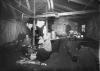 Vuokrasäännöstelyn purkamisen jälkeen asunnottomaksi jääneitä ihmisiä Suvilahden kasarmilla, jonne järjestettiin tilapäismajoitusta. Kuva vuodelta 1924. 
